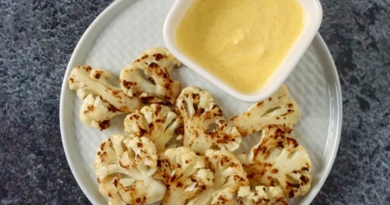 Gebratener Blumenkohl mit Kurkuma-Dip