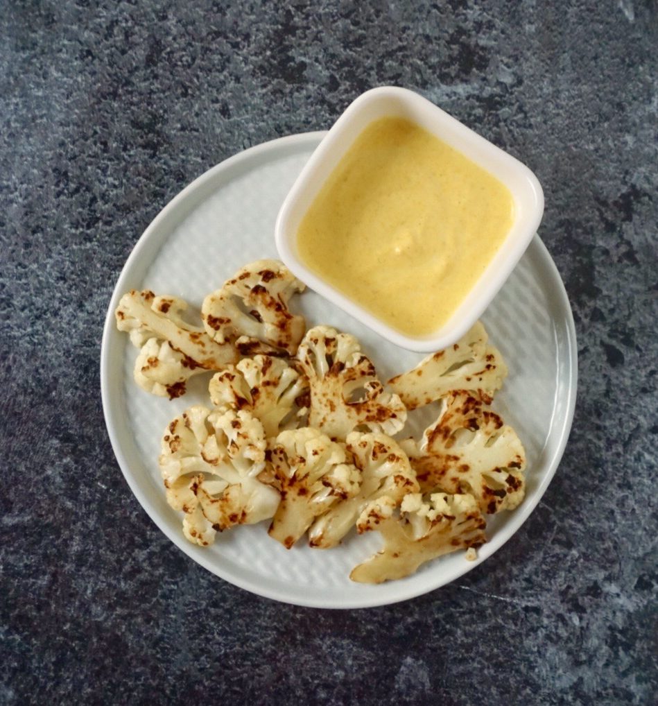 Gebratener Blumenkohl mit Kurkuma-Dip